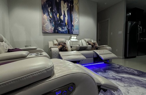McAllen Apartment | Purple King Size 3-bedroom apartment in wonderful McAllen with WiFi, AC