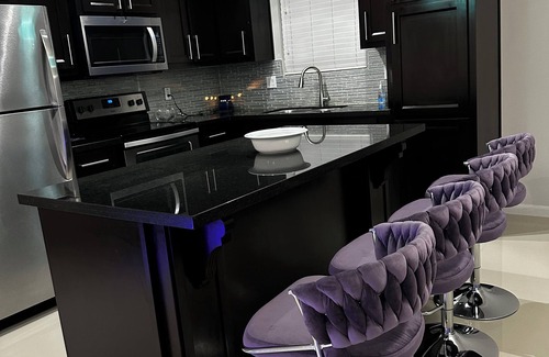 McAllen Apartment | Purple King Size 3-bedroom apartment in wonderful McAllen with WiFi, AC