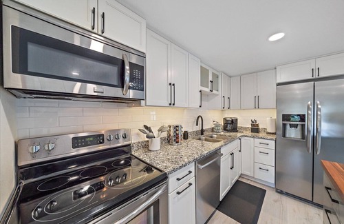 Southgate House | Putt 'n Plunge Paradise: 3/2 House 10 mins to Downtown & 15 mins to Lido Beach