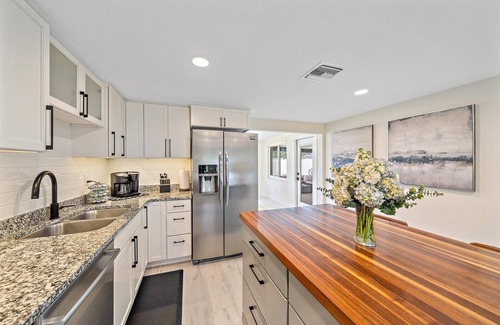 Southgate House | Putt 'n Plunge Paradise: 3/2 House 10 mins to Downtown & 15 mins to Lido Beach