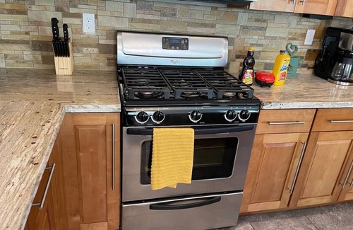 El Paso House | Putt-putt backyard!|2 1/2 bath|Sunland| Slps 8| Fun
