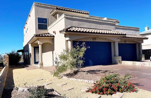 El Paso House | Putt-putt backyard!|2 1/2 bath|Sunland| Slps 8| Fun