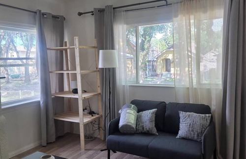North Central Edmonton House | Pvt Double Bed & Work Desk|BBQ,Near NAIT,UofA,Downtown,Detached Free Garage,WiFi