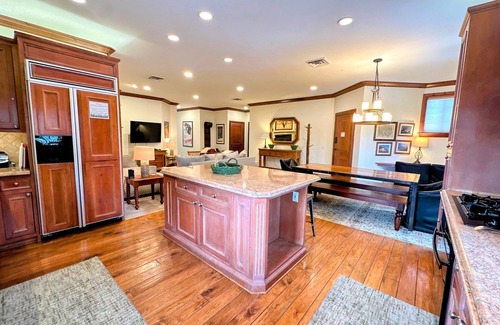 Mammoth Lakes Cabin | Pvt HotTub/Sauna-Steps to Canyon