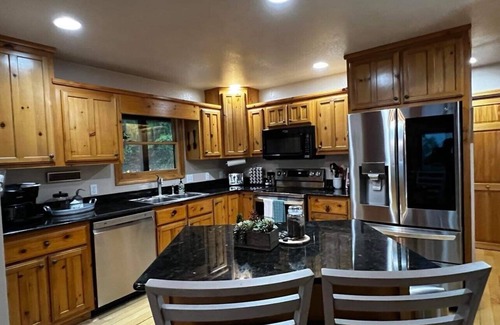 Murphy Cabin | Pvt Mountain log Cabin with Views, Hot tub, pet friendly, central location