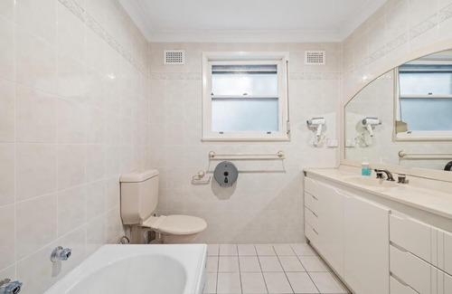 Pymble House | Pymble private room near Train & Bus Sleeps 2