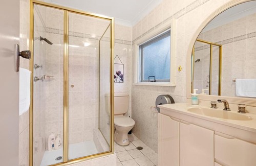 Pymble House | Pymble private room near Train & Bus Sleeps 2