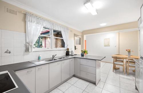 Pymble House | Pymble private room near Train & Bus Sleeps 2