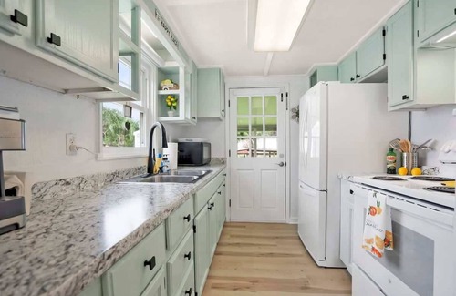 Satsuma House | Qt Cottage on Dunn's Creek, Fire Pit, Kayaks