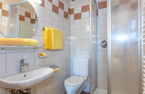 Lofer Bed & Breakfast | Quadruple Room with Shower, Toilet - Hagn, Monika