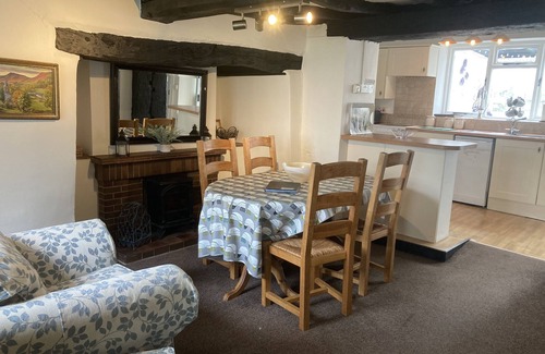 Llanarmon Dyffryn-Ceiriog Cottage | Quaint cottage Tygwyn with all weather Hot Tub.