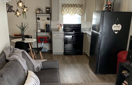 Luther Apartment | Quaint 1 Bedroom Guesthouse just off of Route 66