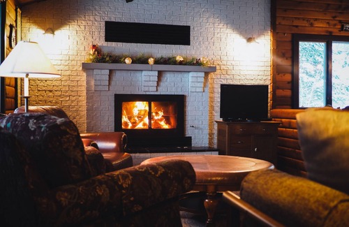 Lac du Flambeau Cabin | Quaint 2-bedroom Pan Abode Cedar Log cabin on FENCE LAKE in Lac du Flambeau.