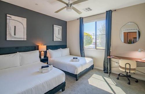 Orange Heights Apartment | Quaint 2BR Uptown Biltmore Gym Pool Parking WD