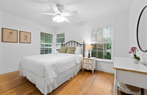 South Manchaca House | Quaint 3 Bedroom House with Huge Yard