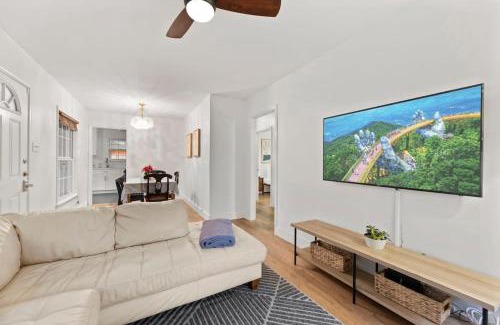 South Manchaca House | Quaint 3 Bedroom House with Huge Yard