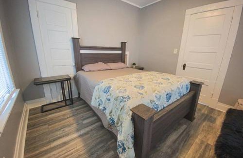 Niagara Falls Apartment | Quaint 3BR 1 Bath near Niagara Falls
