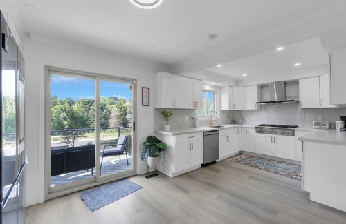 Erin Mills House | Quaint 3BR - 5 min to UTM/Erindale Park + Parking