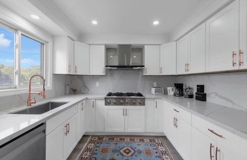 Erin Mills House | Quaint 3BR - 5 min to UTM/Erindale Park + Parking