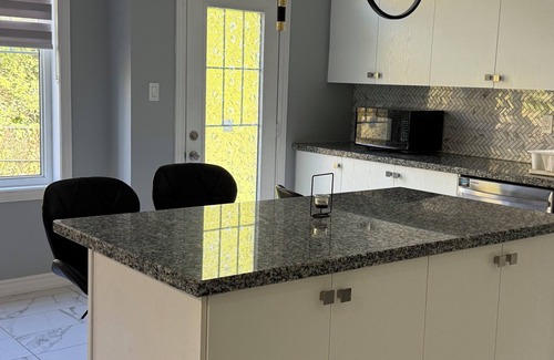 Whitby House | Quaint 4-bedroom house with AC in charming Whitby on