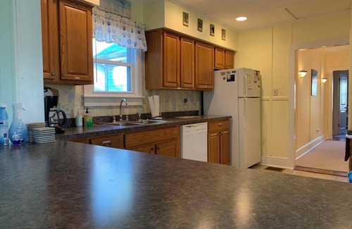 Country Club Estates Cottage | Quaint 4BR Beach Cottage w/Screened Porch – Walk to Beach & Shops!