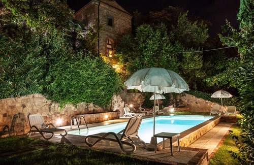 Sinalunga Apartment | Quaint and beautiful apartment with garden, pool and parking.
