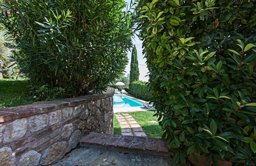 Sinalunga Apartment | Quaint and beautiful apartment with garden, pool and parking.