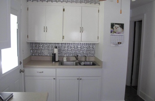 Woolen Mills House | Quaint and Cozy, 2 Bed, I Bath, Full Kitchen Cottage with Off Street Parking