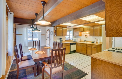 Whispering Forest House | Quaint Big Bear Home w/Hot Tub: 4 Mi to Skiing!
