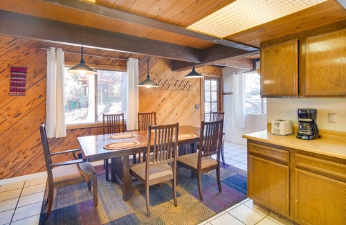 Whispering Forest House | Quaint Big Bear Home w/Hot Tub: 4 Mi to Skiing!