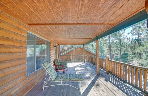 Whispering Forest House | Quaint Big Bear Home w/Hot Tub: 4 Mi to Skiing!