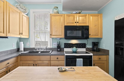 Downtown Dunedin Cottage | Quaint bungalow just off Main Street Last Minute openings!