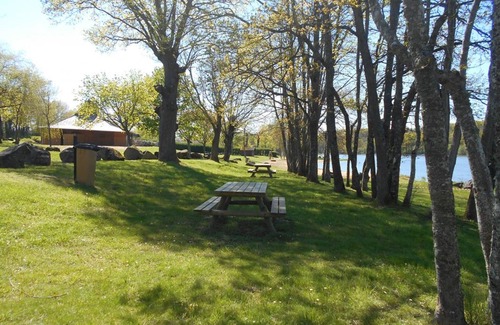 Treignat Cottage | Quaint Chalet in 2-Star Camping with Terrace, Family Amenities & Activities