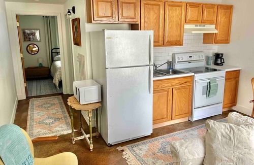 South Side Apartment | Quaint Charm at 2210: Your Idyllic Retreat!