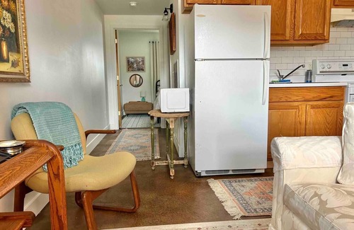 South Side Apartment | Quaint Charm at 2210: Your Idyllic Retreat!