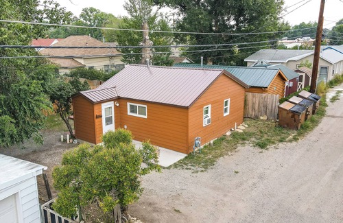 Cody Cottage | Quaint Cody Cottage w/Grill: Walk to Downtown!