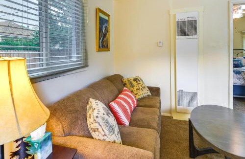 Cody House | Quaint Cody Cottage with Grill Walk to Downtown!
