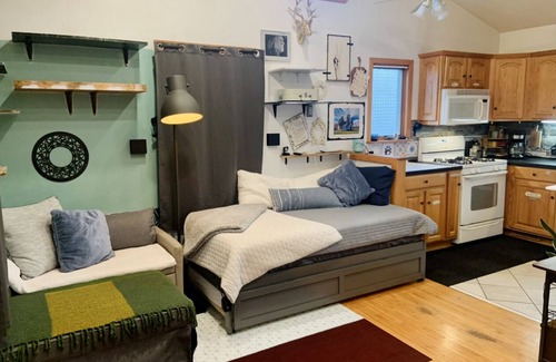 St. Louis Park House | Quaint Cottage, a Wanderstay of Tranquility hidden in the heart of Minneapolis