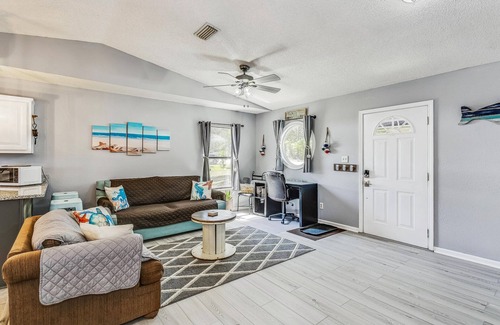 Perdido Beach House | Quaint Cottage by the Bay - Boat Launch 1 Street Over