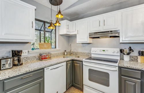 Perdido Beach House | Quaint Cottage by the Bay - Boat Launch 1 Street Over