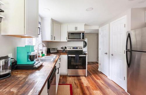 Gainesville House | Quaint Cottage by UF & Shands - Pet-Friendly Long Stays