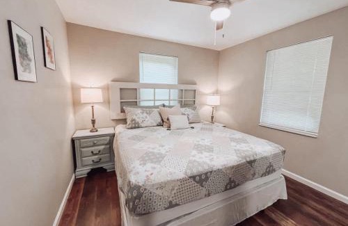 Gainesville House | Quaint Cottage by UF & Shands - Pet-Friendly Long Stays