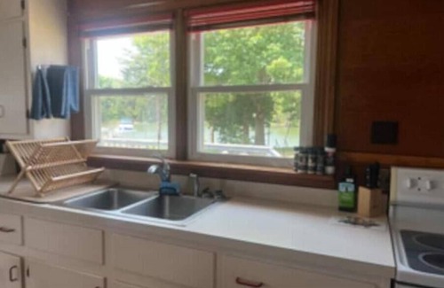 Lancaster House | Quaint Cottage on Myer Creek