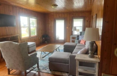 Lancaster House | Quaint Cottage on Myer Creek