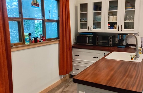 Belfast Cottage | Quaint Cottage on Swan Lake