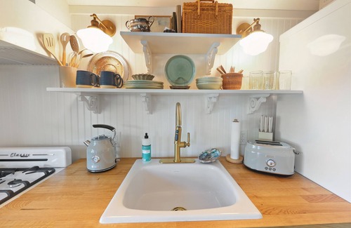Laguna Beach Cottage | Quaint cottage retreat walking distance to beach, restaurants, downtown.