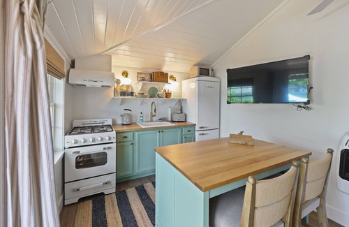 Laguna Beach Cottage | Quaint cottage retreat walking distance to beach, restaurants, downtown.
