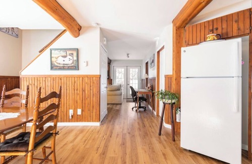 Lac-Superieur Cottage | Quaint country cottage & private hot tub