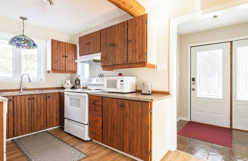 Lac-Superieur Cottage | Quaint country cottage & private hot tub