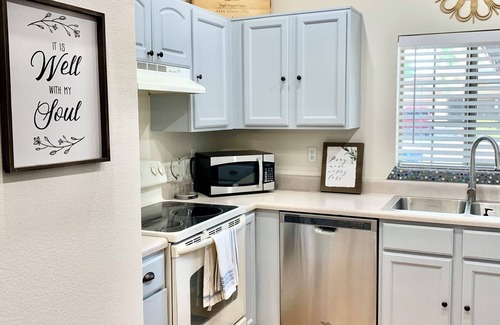 Rita Ranch House | Quaint cozy home with vintage lamps, artwork, and premium beds near hiking!